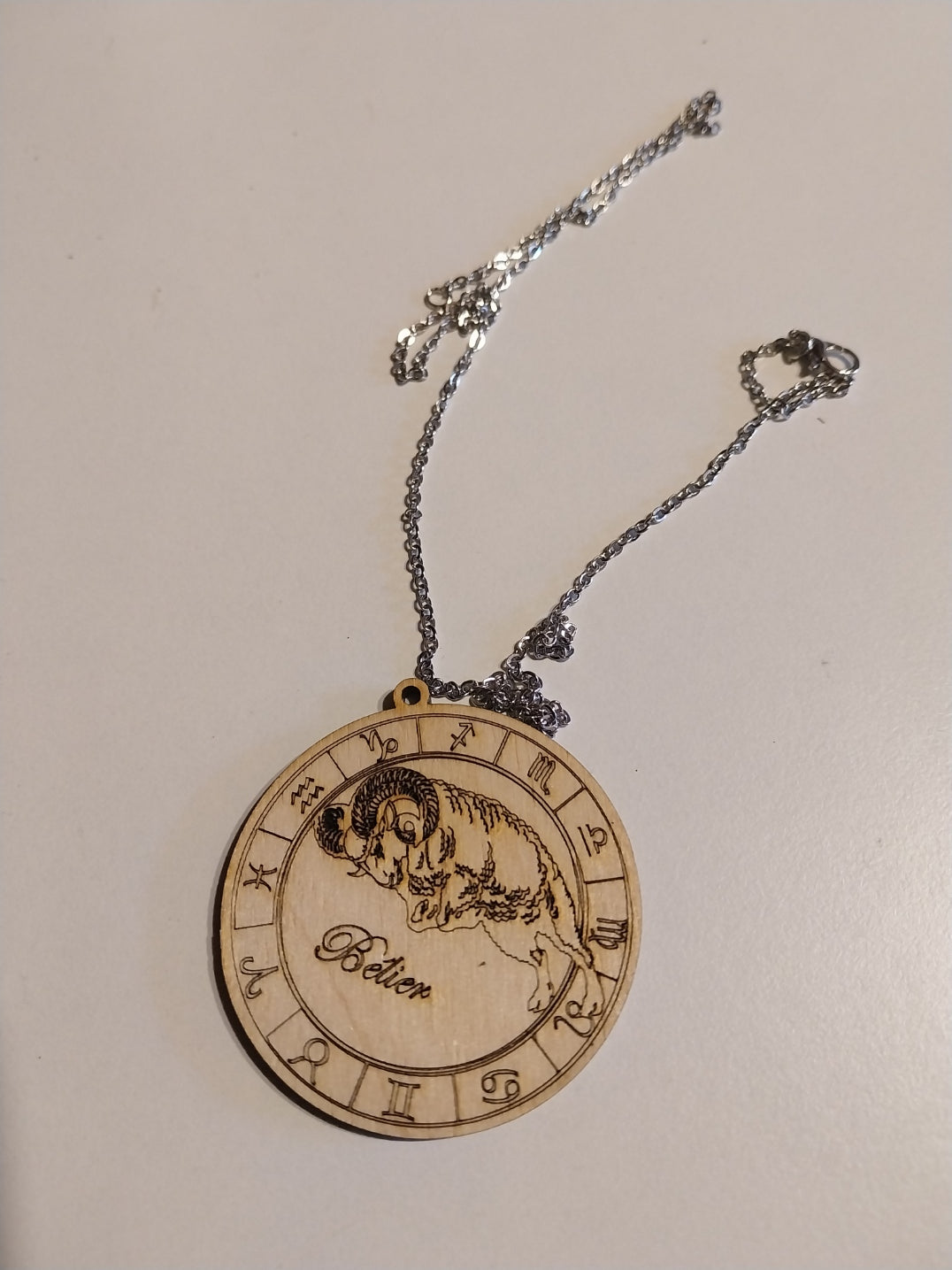 Chaine maille avec pendentif en bois signe zodiacal