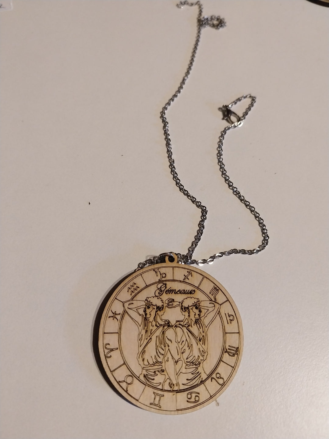 Chaine maille avec pendentif en bois signe zodiacal