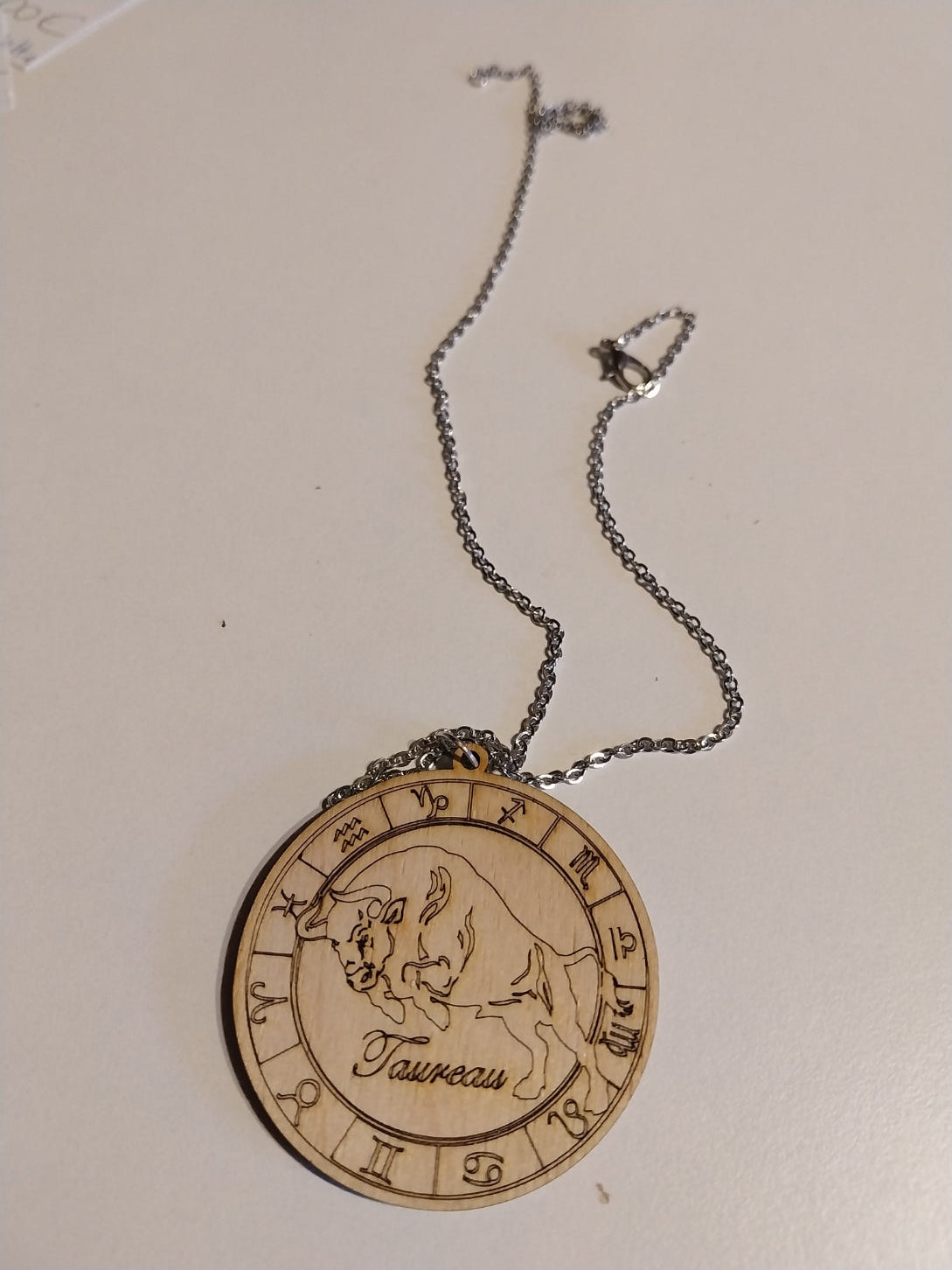 Chaine maille avec pendentif en bois signe zodiacal