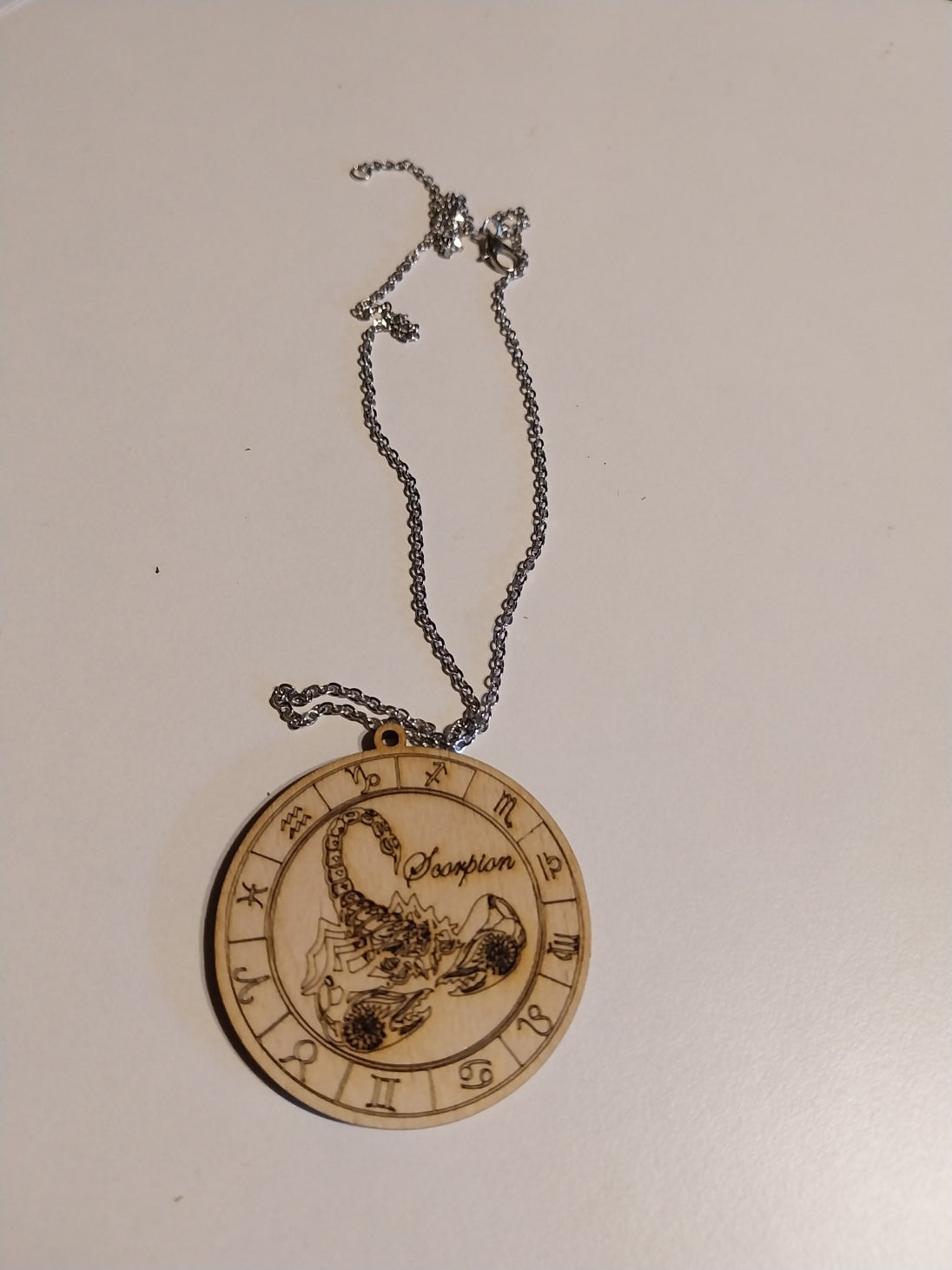 Chaine maille avec pendentif en bois signe zodiacal