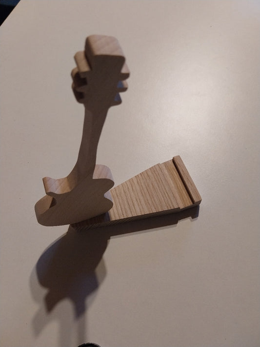 Support téléphone portable fait à la scie à chantourner modèle guitare