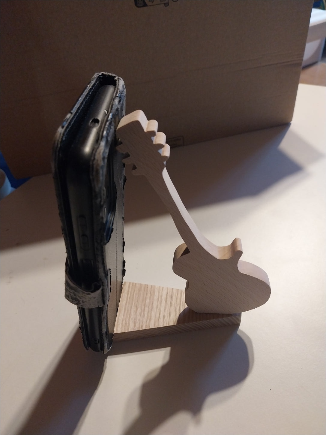 Support téléphone portable fait à la scie à chantourner modèle guitare